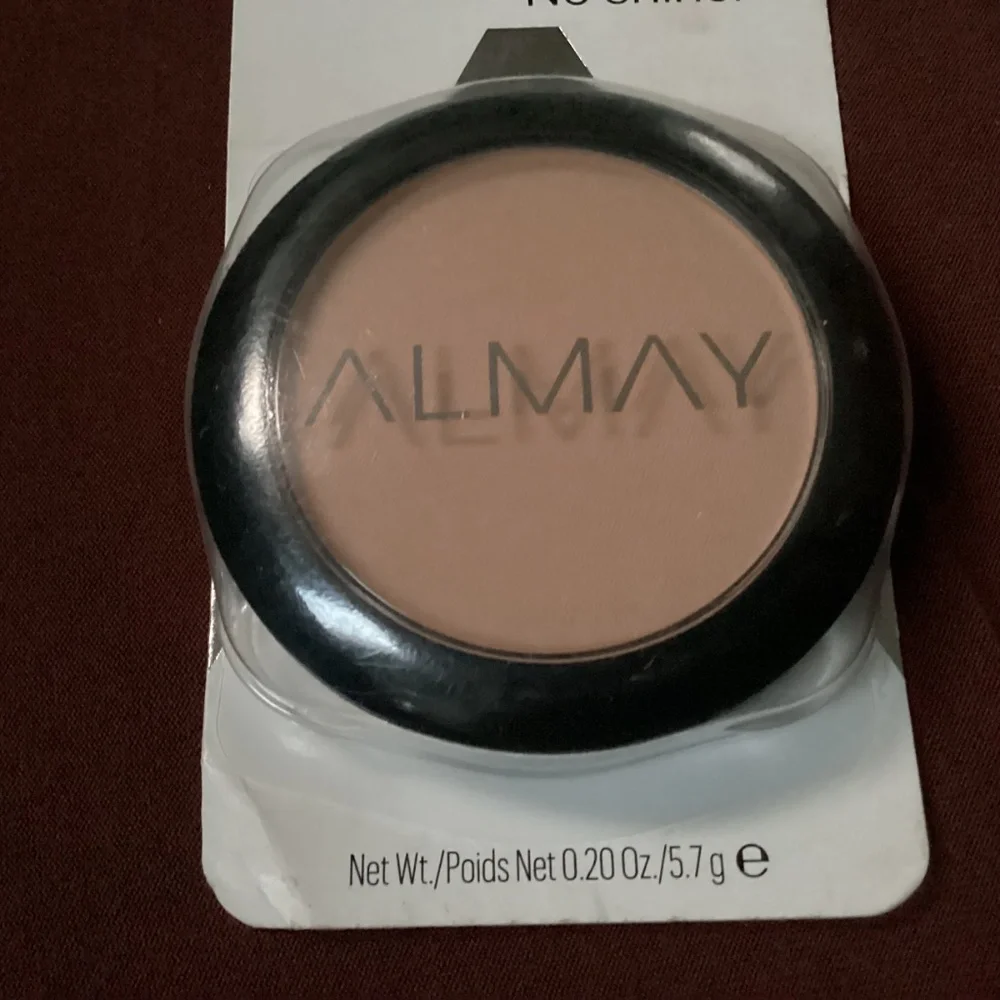 Almay Pressed Powder 200 Light Medium Net Wt. 0.20 oz/5.7 g New/Sealed